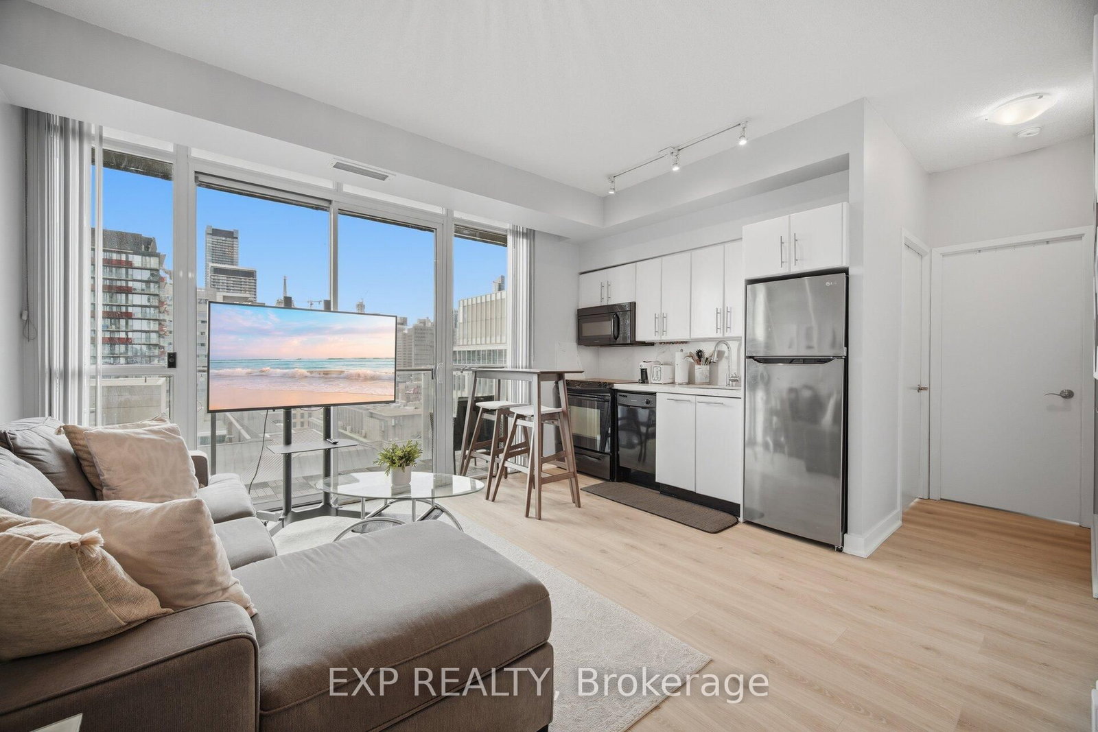 126 Simcoe Street, Unit 1907 - Photo 9