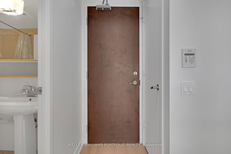 1204 - 85 Bloor St E, Toronto, M4W 3Y1 | Image 3