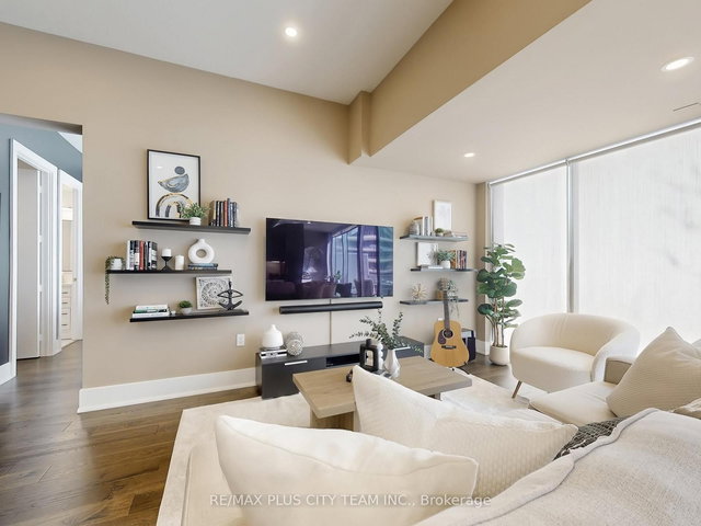 202 - 39 Queens Quay E