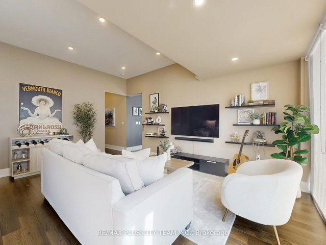 202 - 39 Queens Quay E