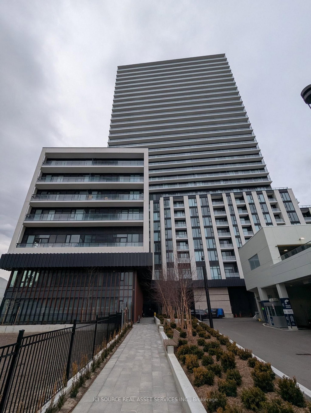 2412 - 5858 Yonge Street