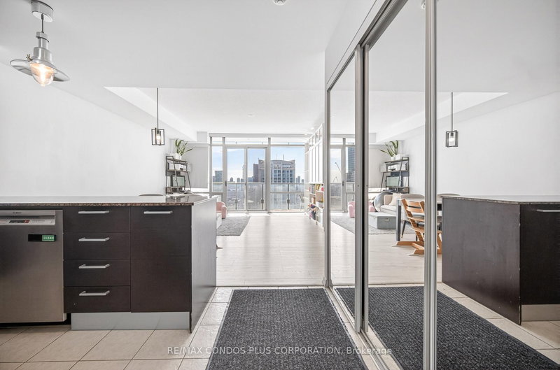 4404 - 38 Grenville St, Toronto, M4Y 1A5 | Image 2