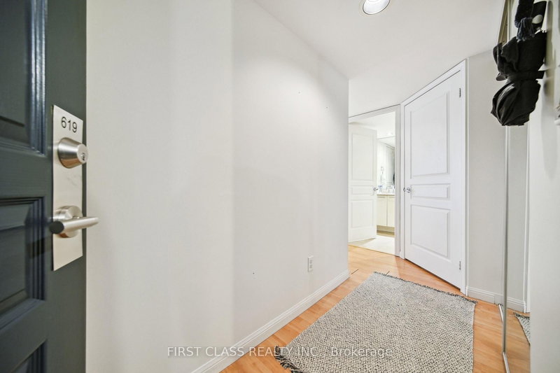 619 - 140 Simcoe St, Toronto, M5H 4E9 | Image 3