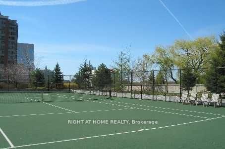 1716 - 15 Northtown Way