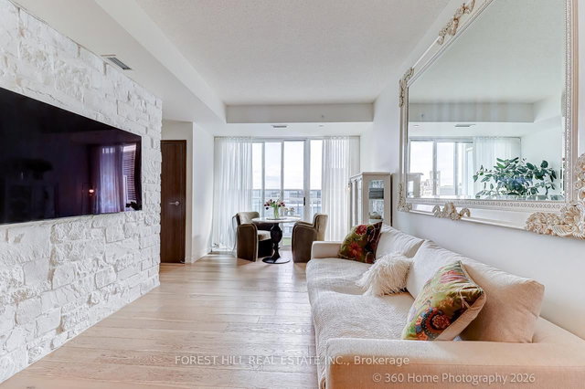 1215 - 17 Bathurst Street