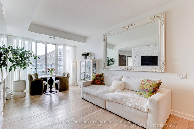 1215 - 17 Bathurst Street