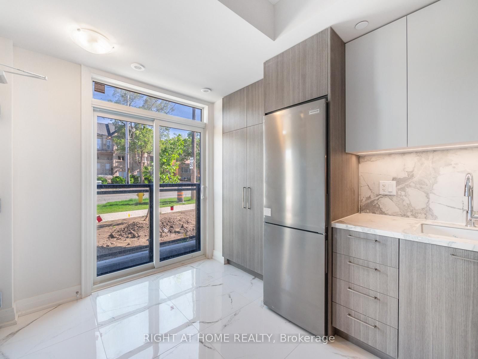 262 Finch Avenue E, Unit 5 - Photo 4