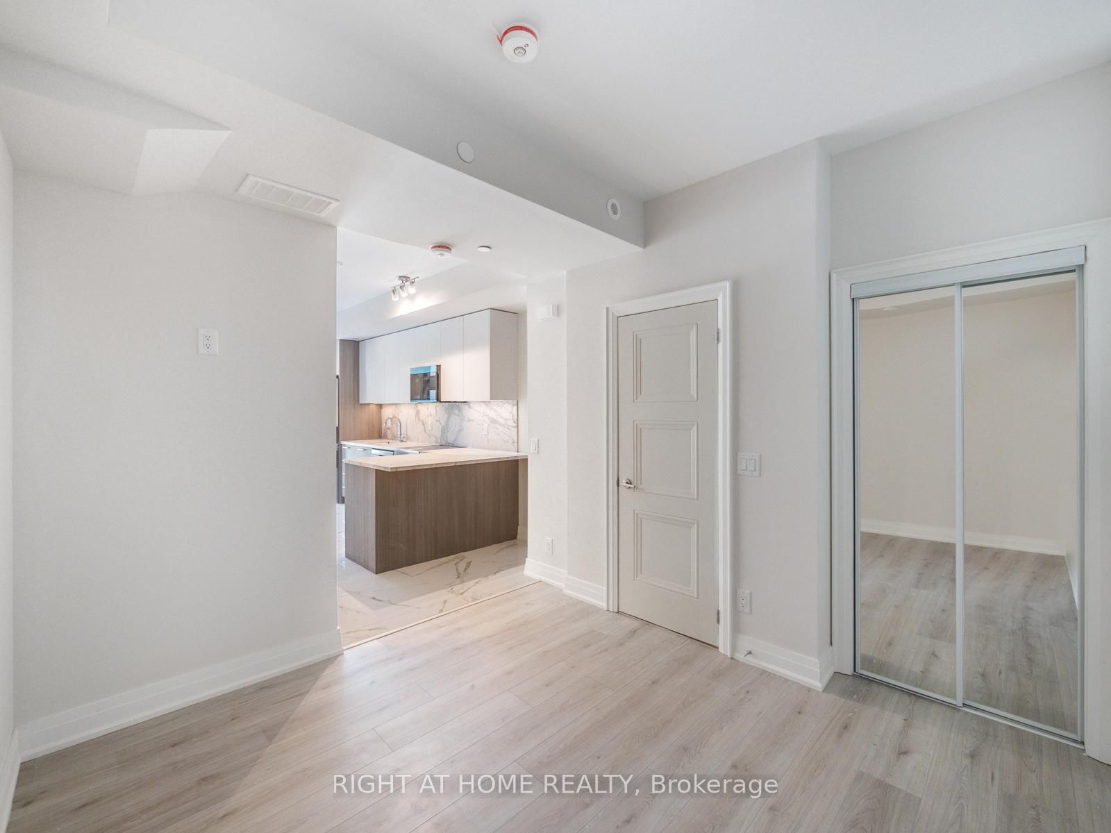 262 Finch Avenue E, Unit 5 - Photo 9