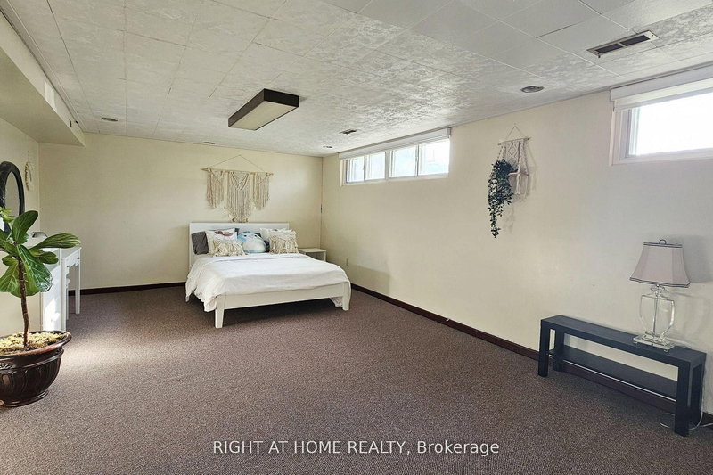 Lower - 58 Caines Ave, Toronto, M2R 2L3 | Image 2