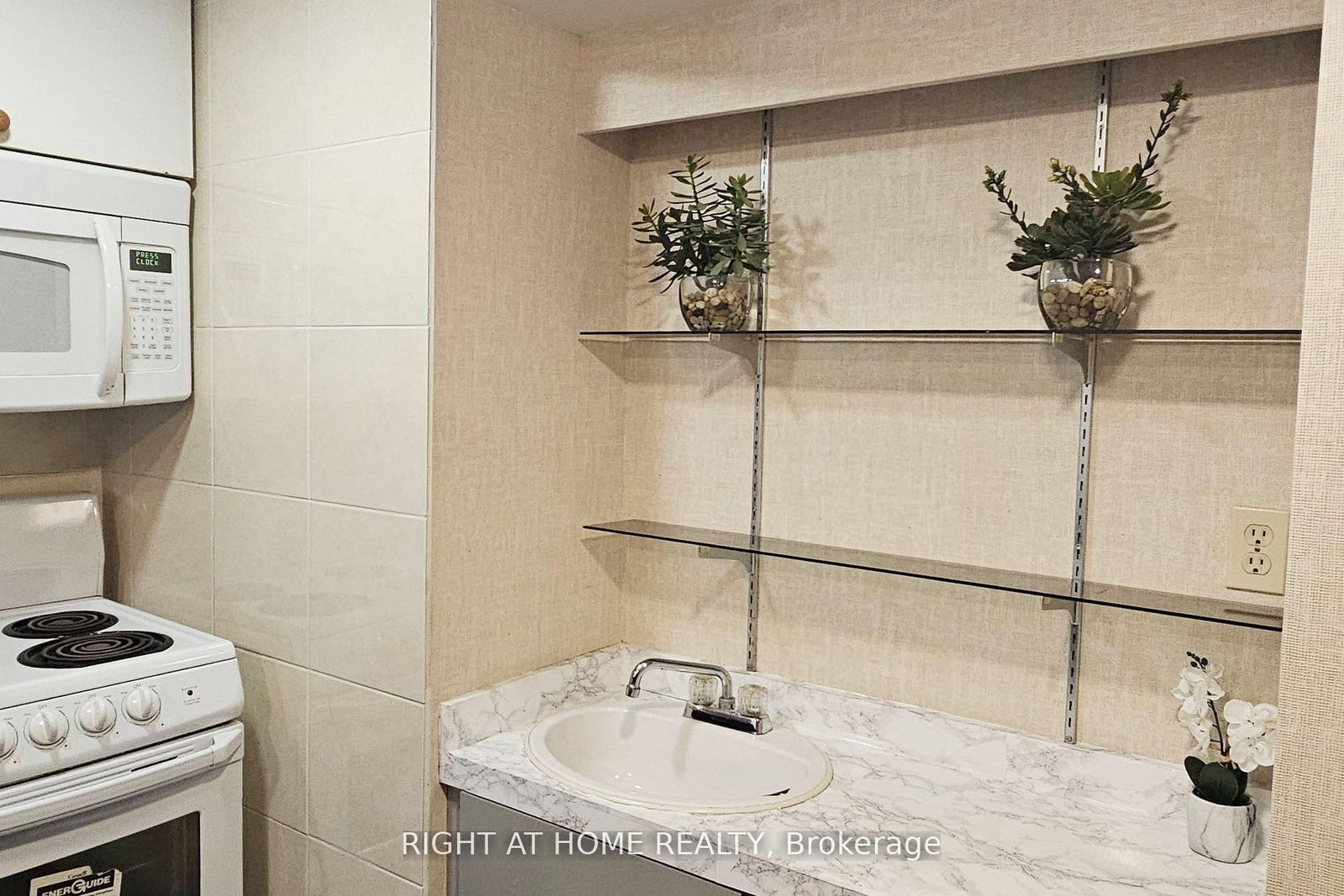 58 Caines Avenue, Unit Lower - Photo 8