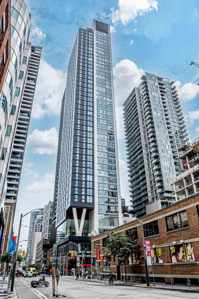 809 - 357 King Street W