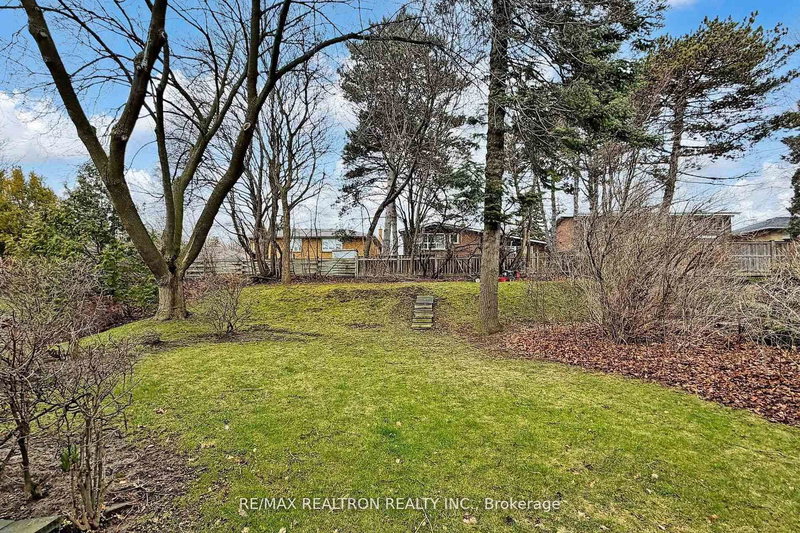 10 HEARTHSTONE Cres, Toronto, M2R 1G3 | Image 2