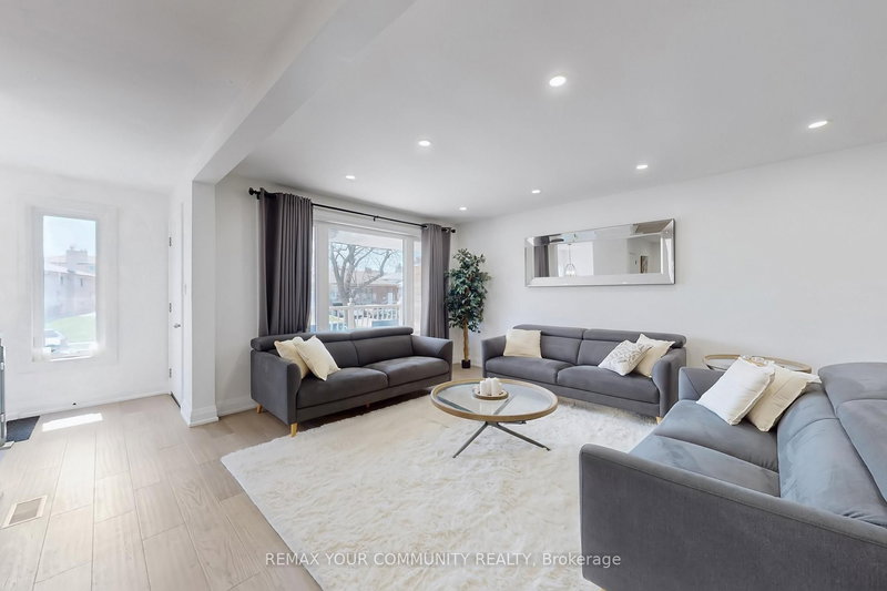 26 Faye Dr, Toronto, M2J 3S6 | Image 2