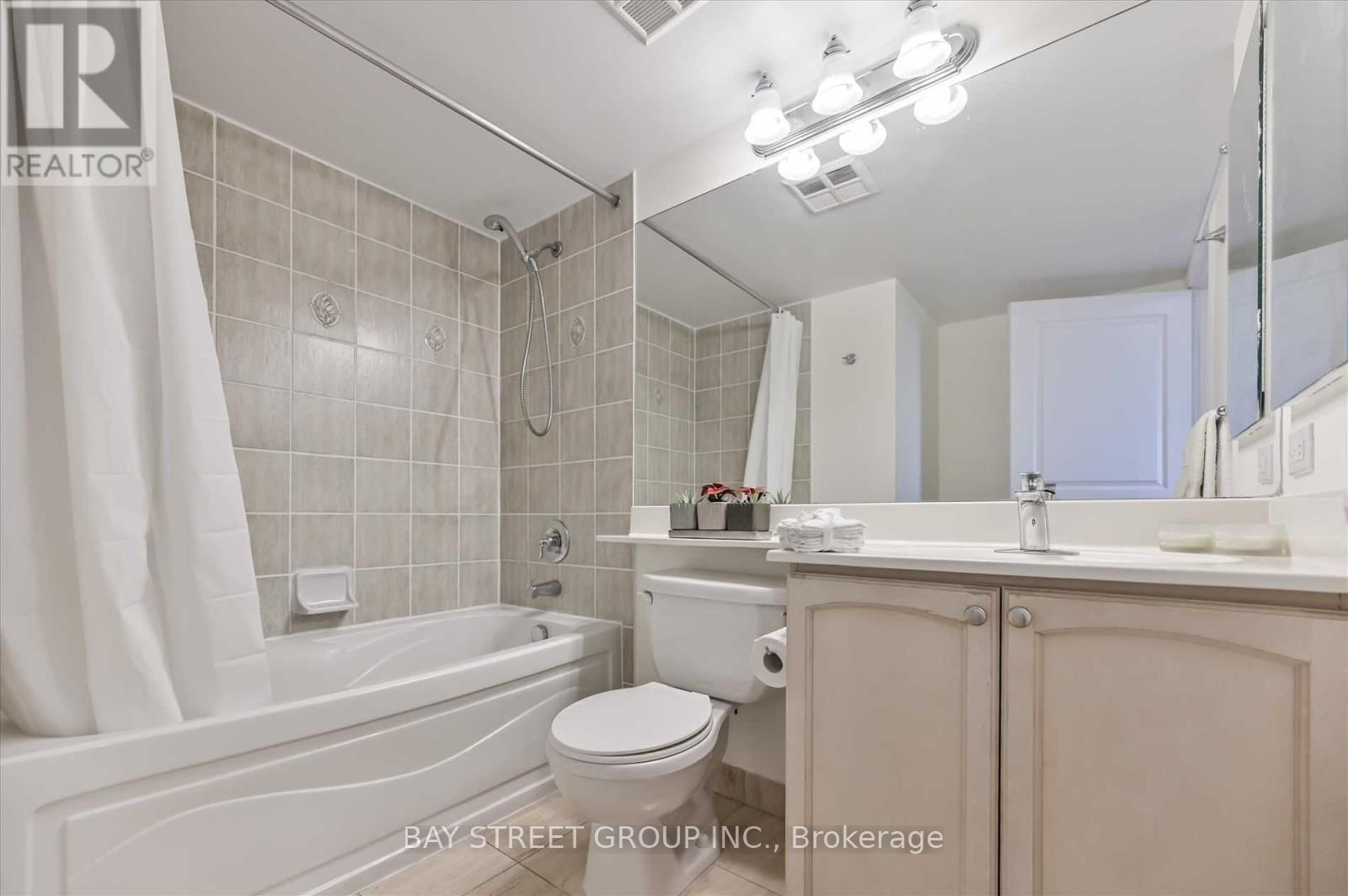 15 Northtown Way, Unit 2321 - Photo 8