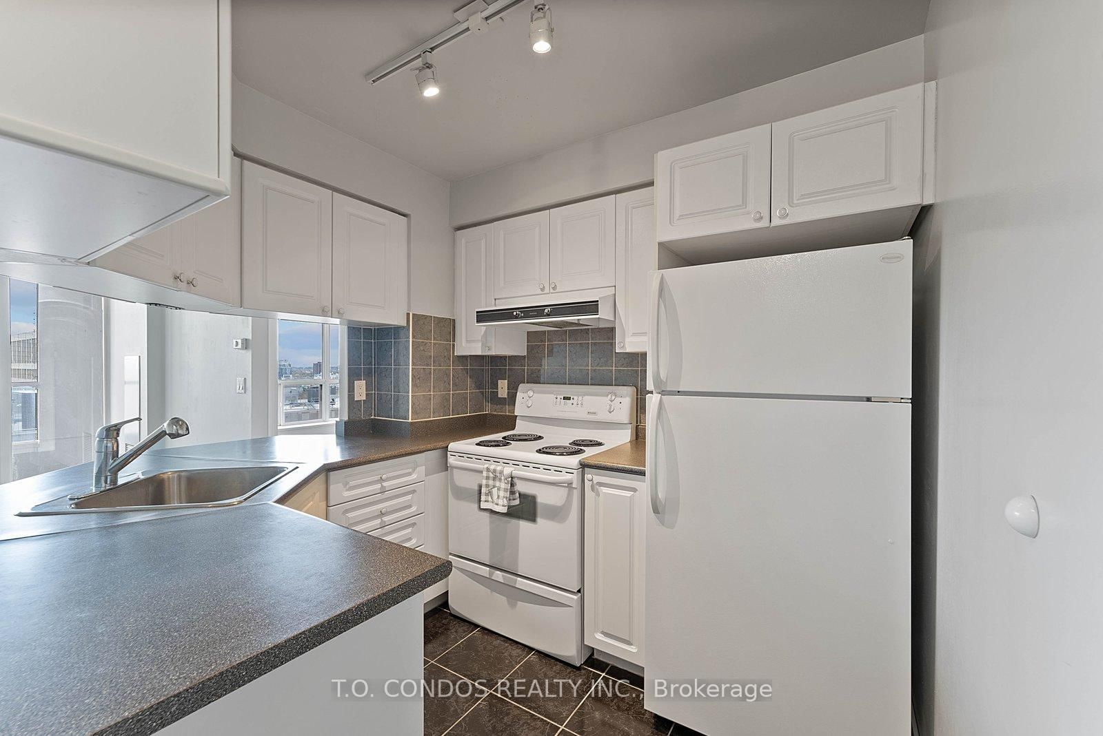 909 Bay Street, Unit 2002 - Photo 8