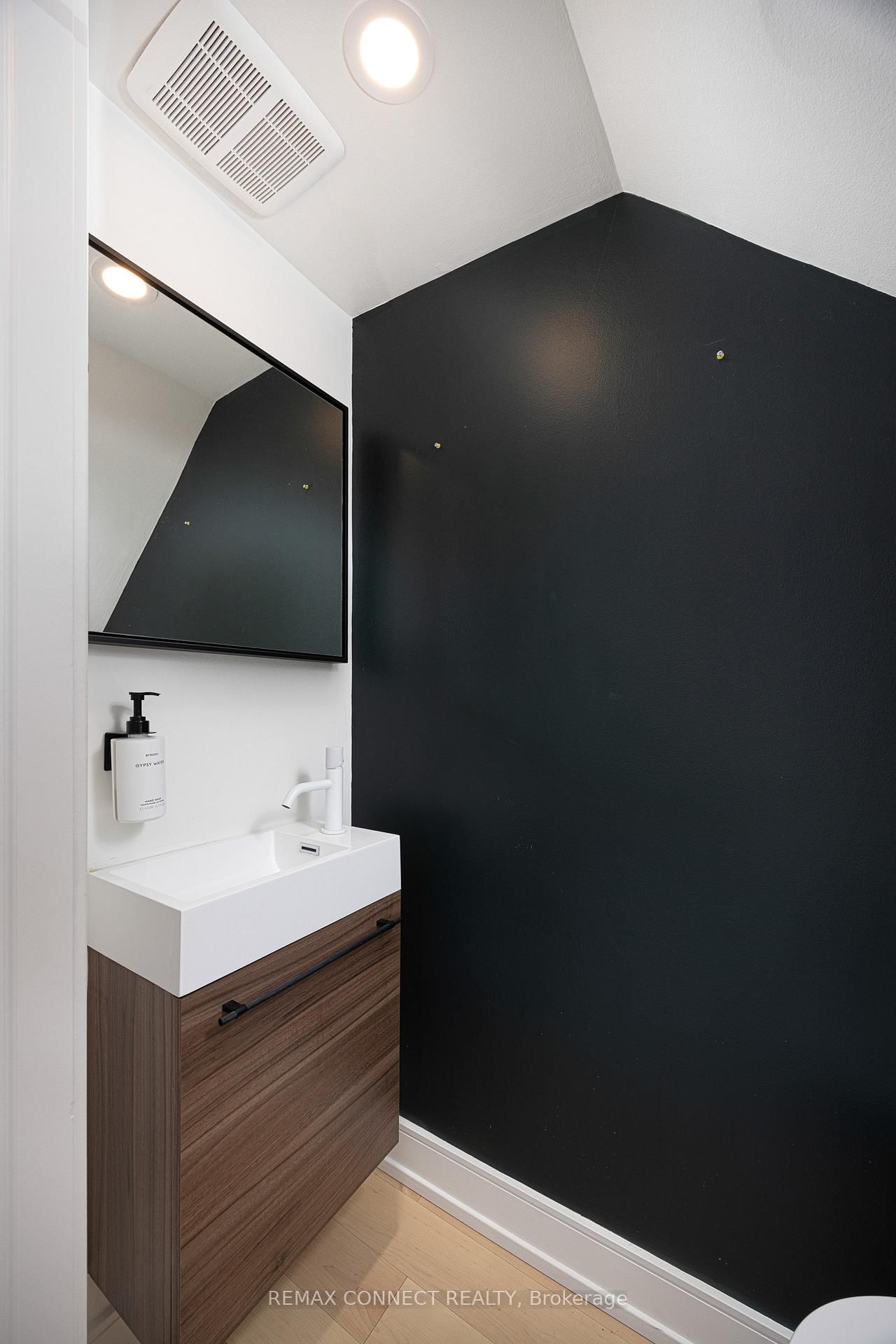 553 King Street E - Photo 16