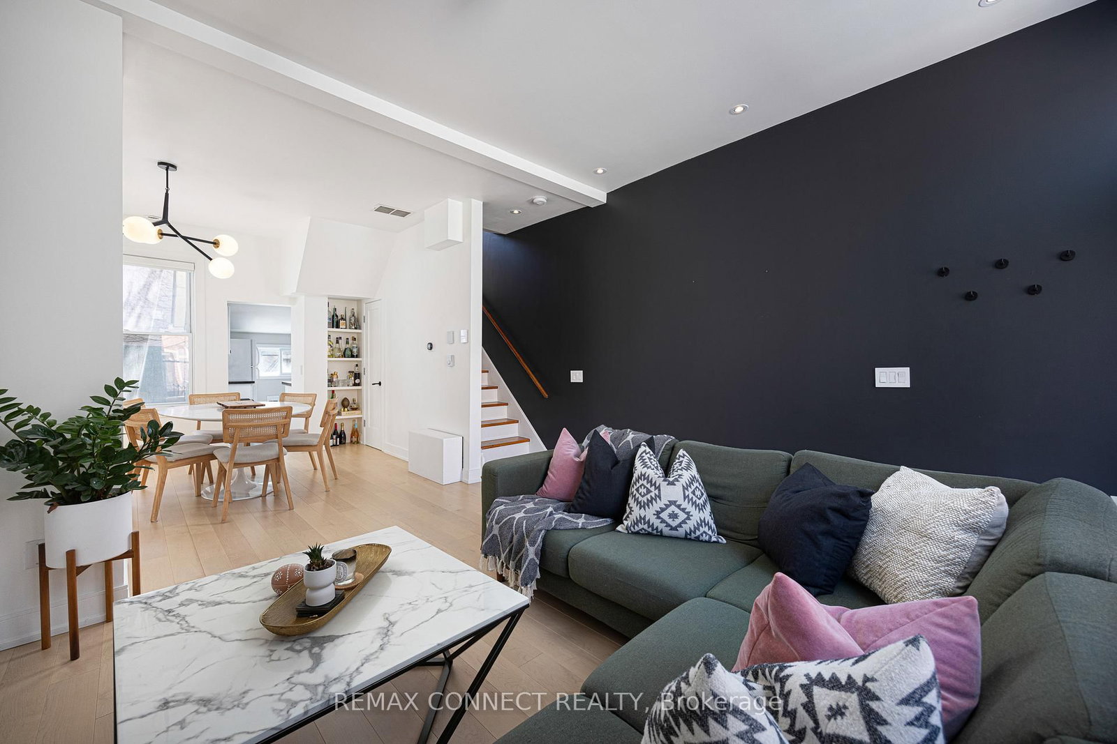 553 King Street E - Photo 2