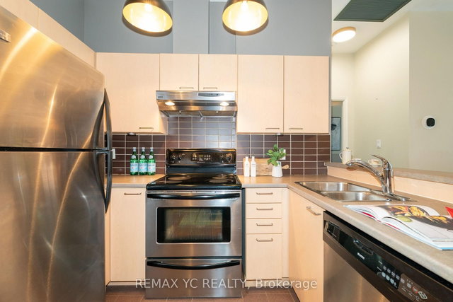 306 - 8 Wellesley Street E