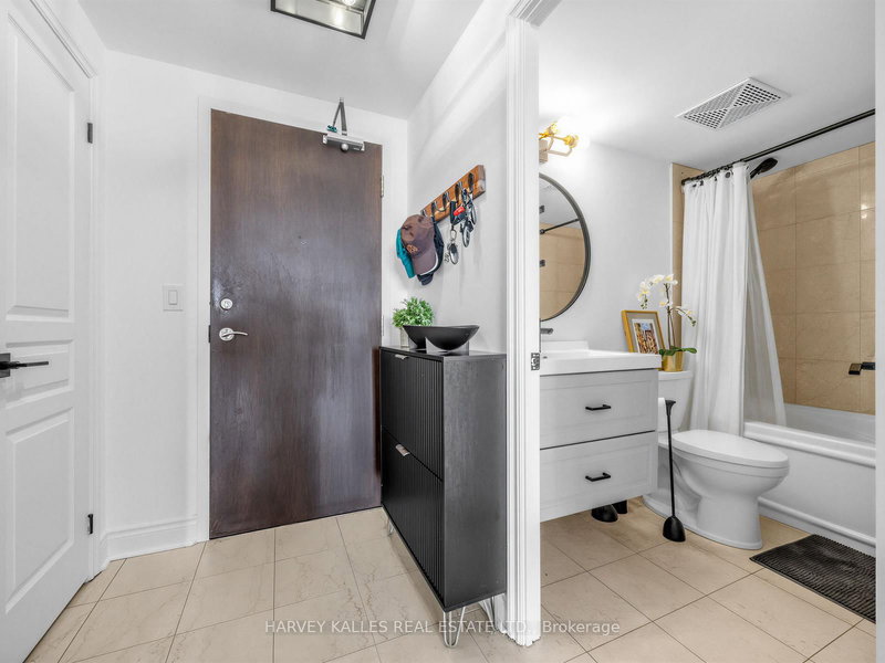 422 - 10 Delisle Ave, Toronto, M4V 3C6 | Image 2