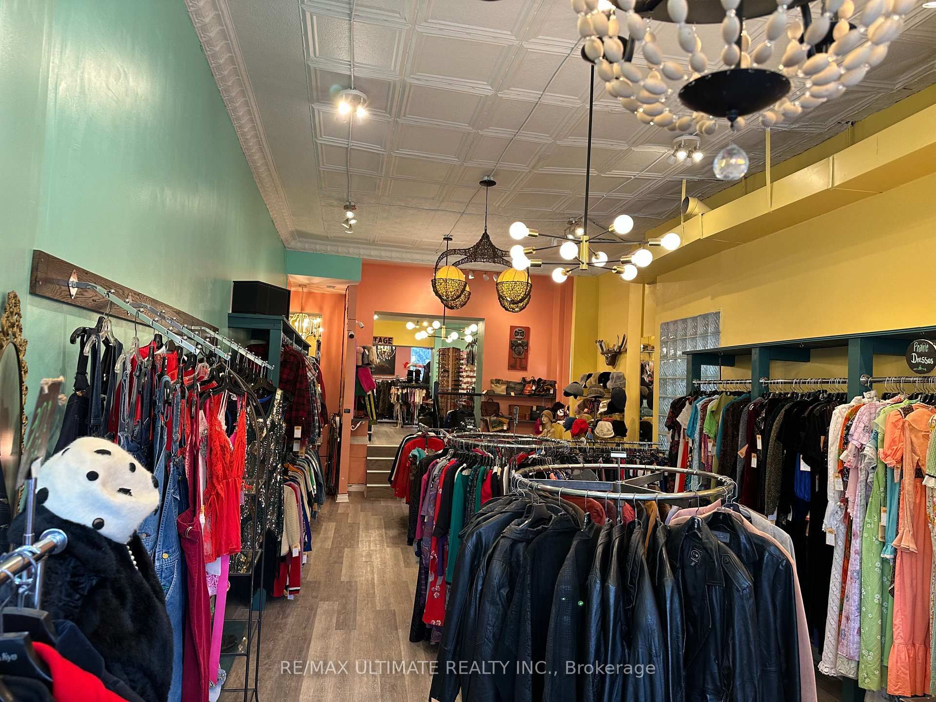 578 Dundas Street W