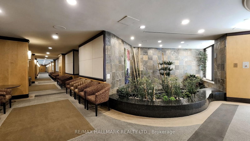 89 Skymark Dr photo 4