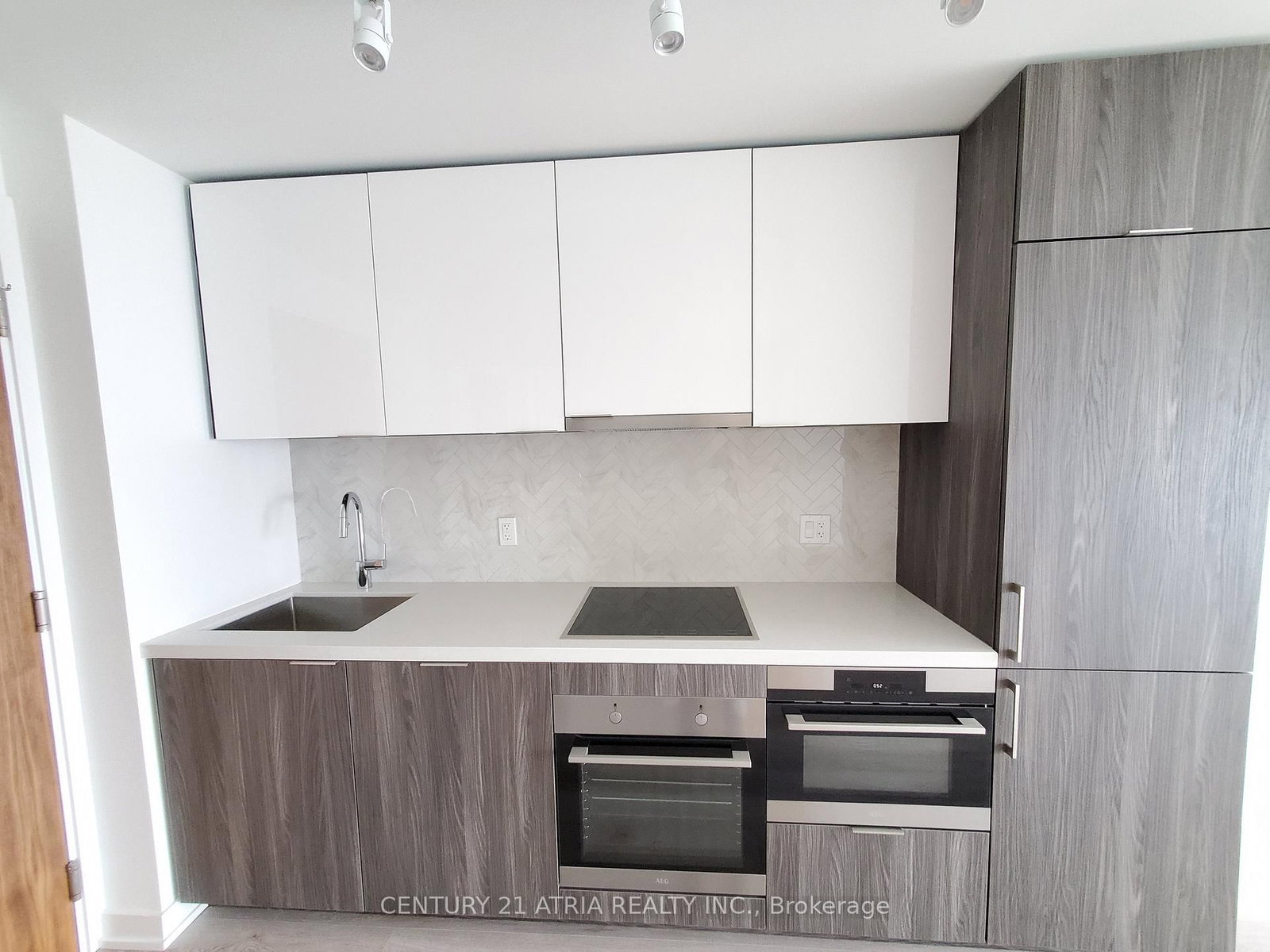 15 QUEENS QUAY E, Unit 2910