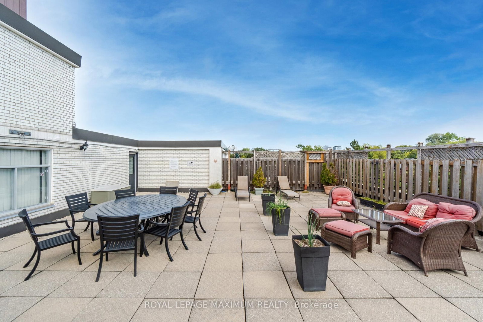 335 Lonsdale Road, Unit 407 - Photo 38