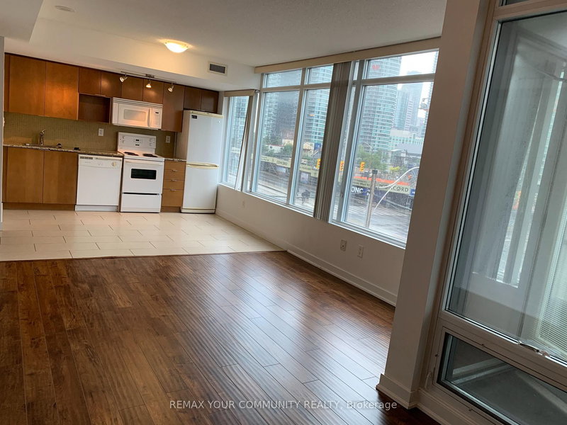 518 - 15 Brunel Crt, Toronto, M5V 3Y6 | Image 3