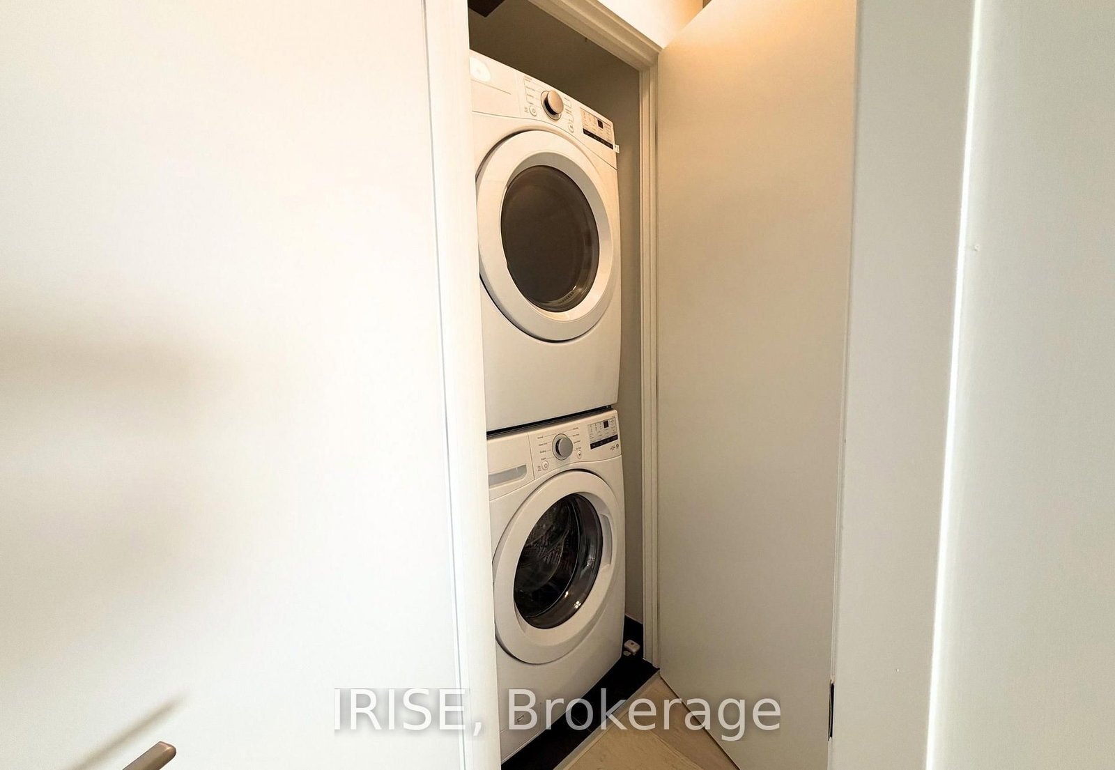 11 Yorkville Avenue, Unit 5001 - Photo 5