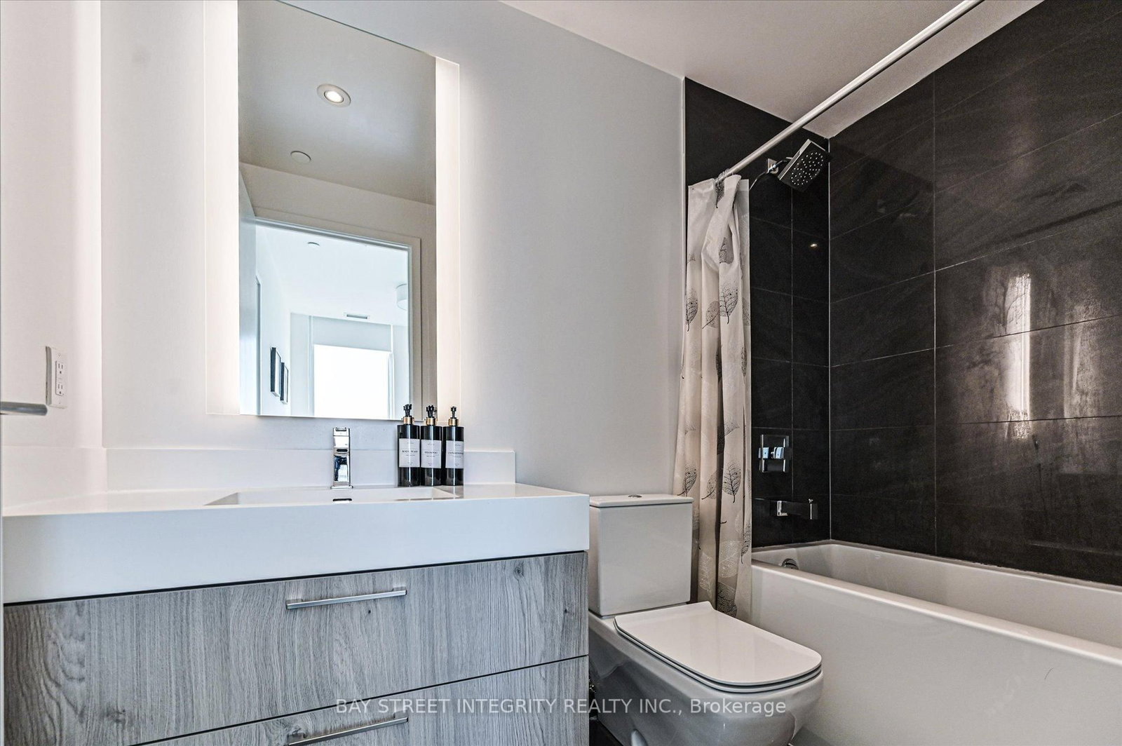 1 Yorkville Avenue, Unit 3208 - Photo 19