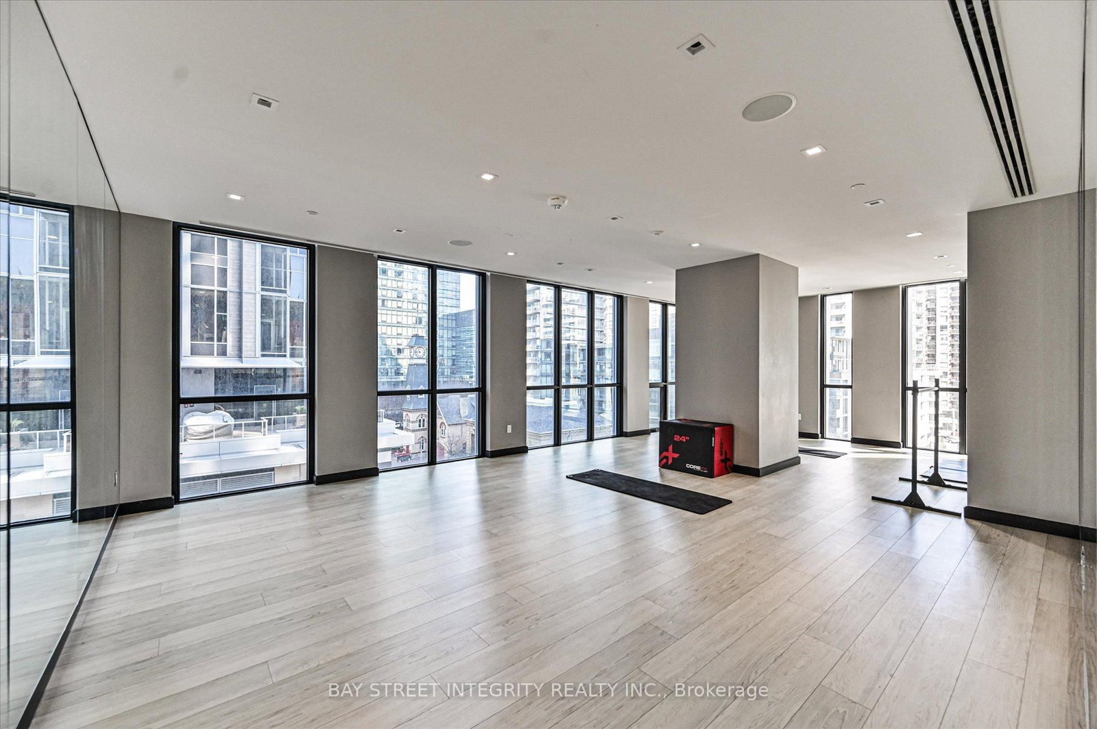 1 Yorkville Avenue, Unit 3208 - Photo 32