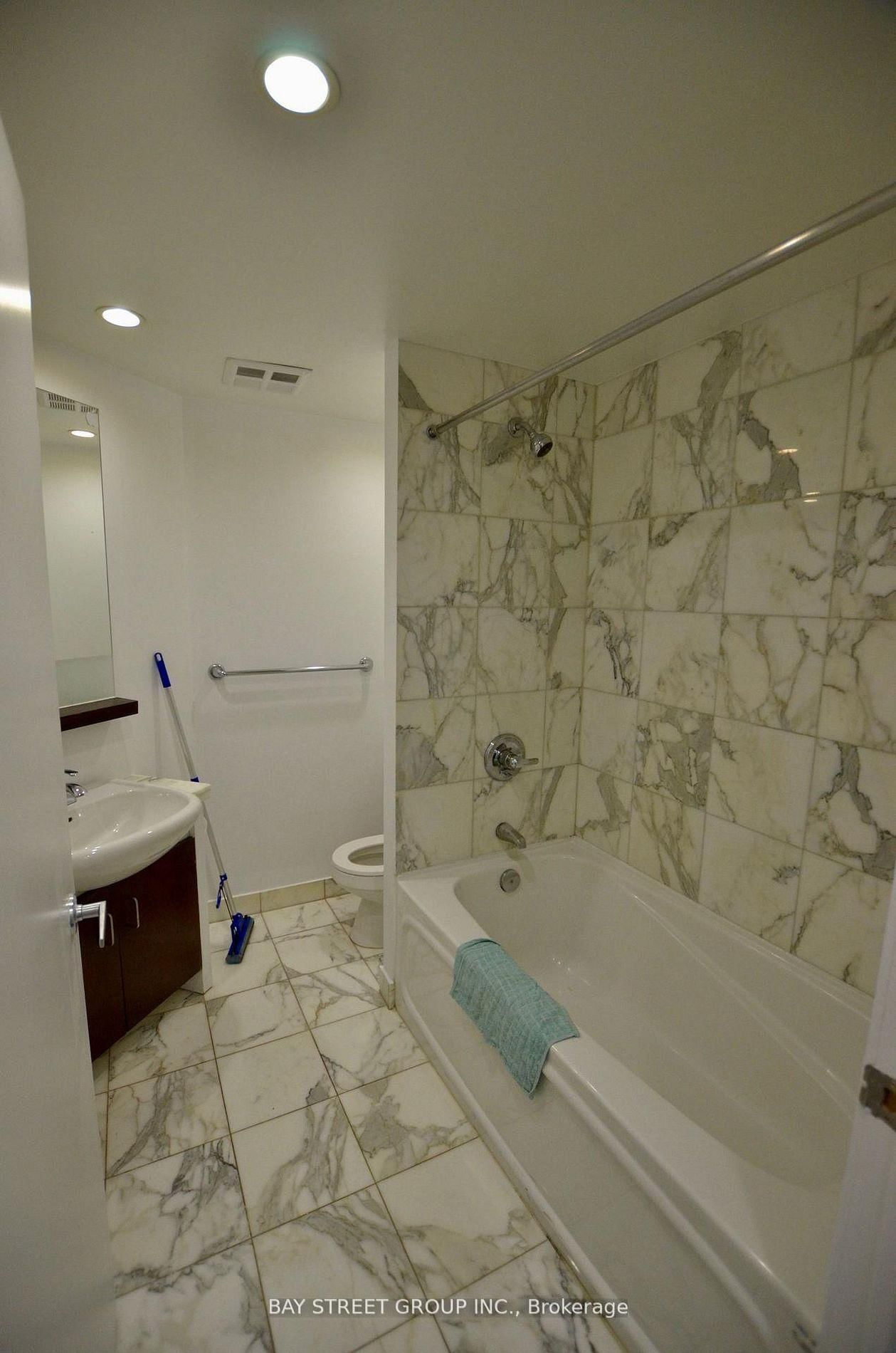 218 Queens Quay W, Unit 604 - Photo 19