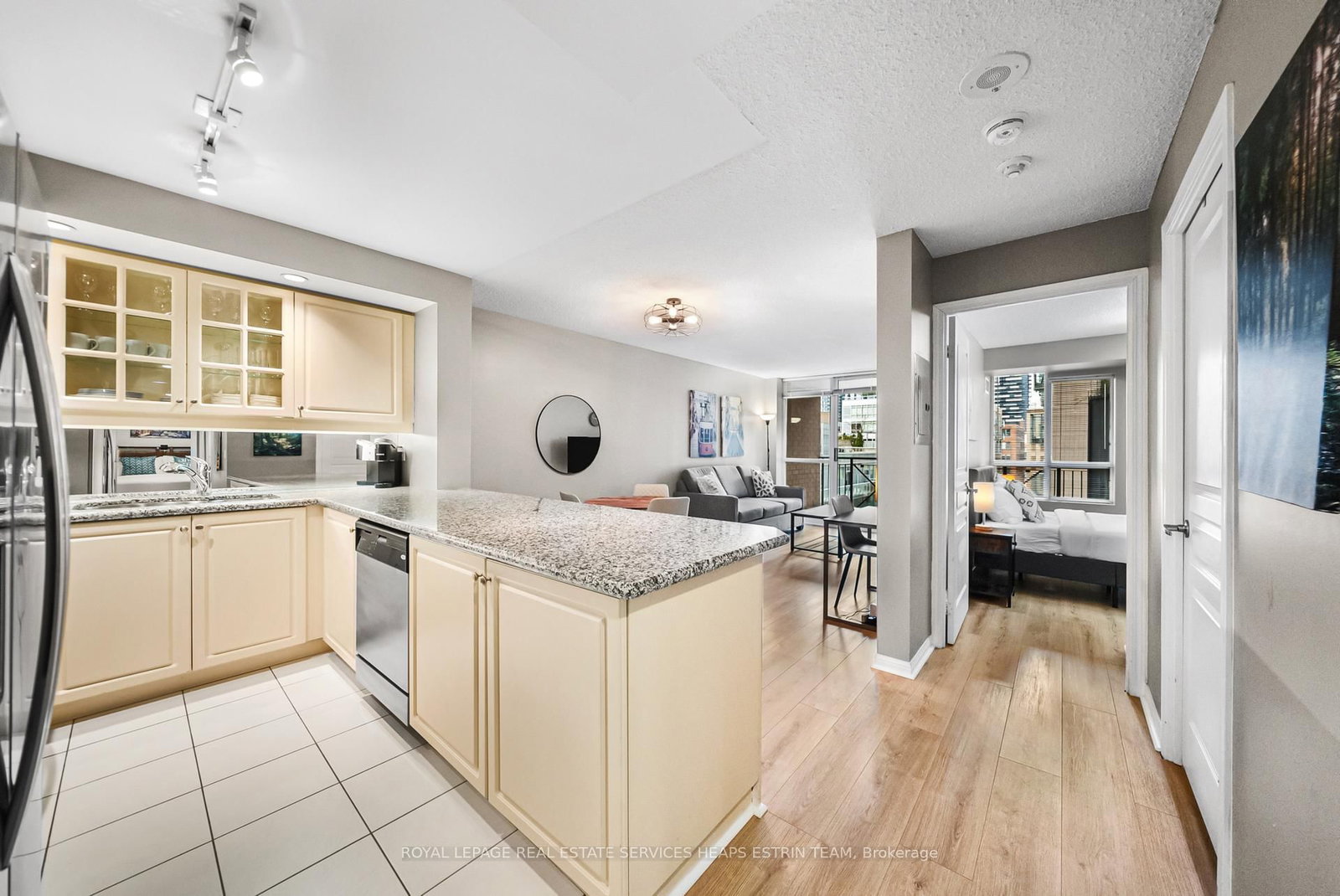140 Simcoe Street, Unit 702 - Photo 8
