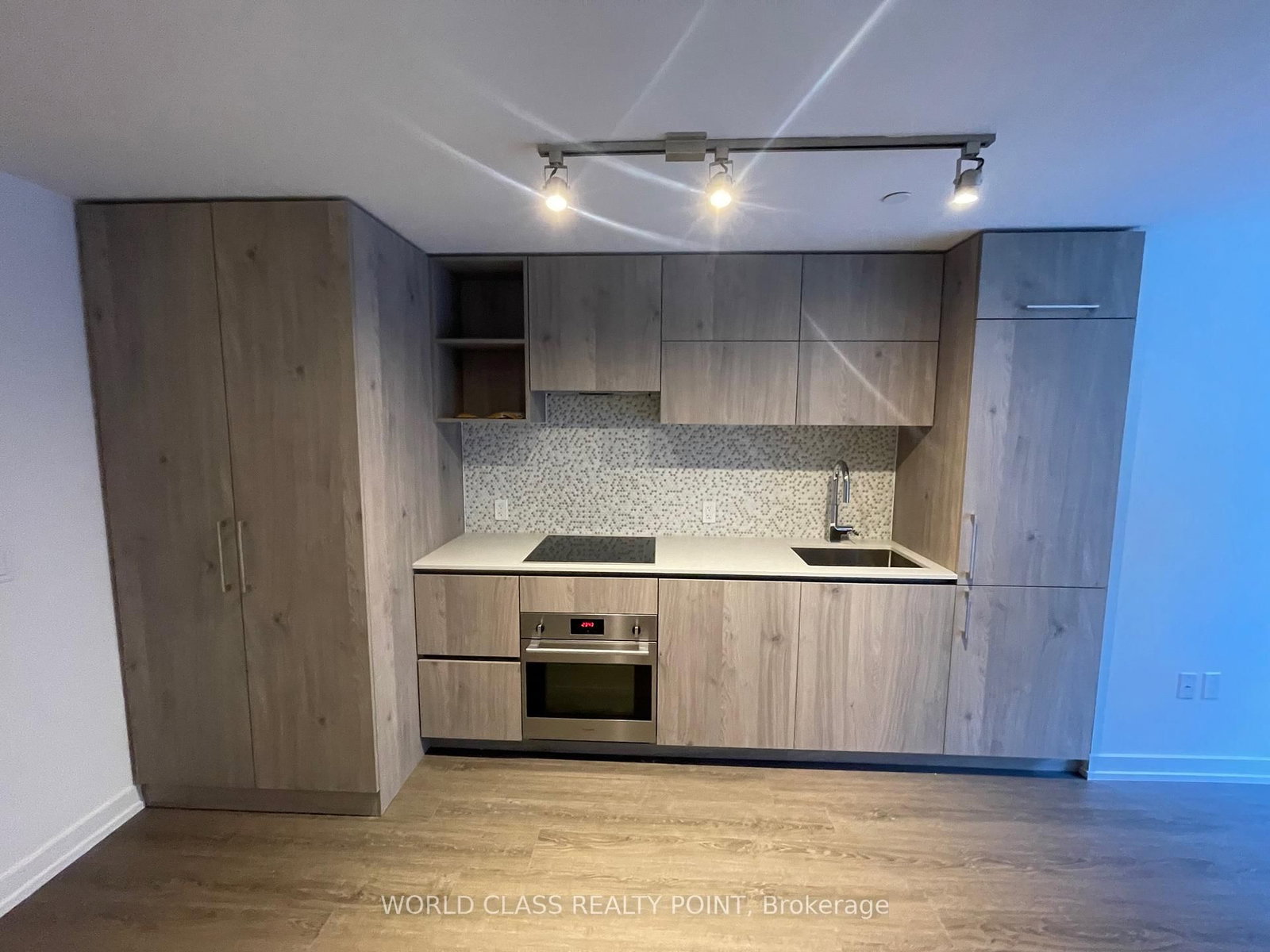 1 Yorkville Avenue, Unit 307 - Photo 2