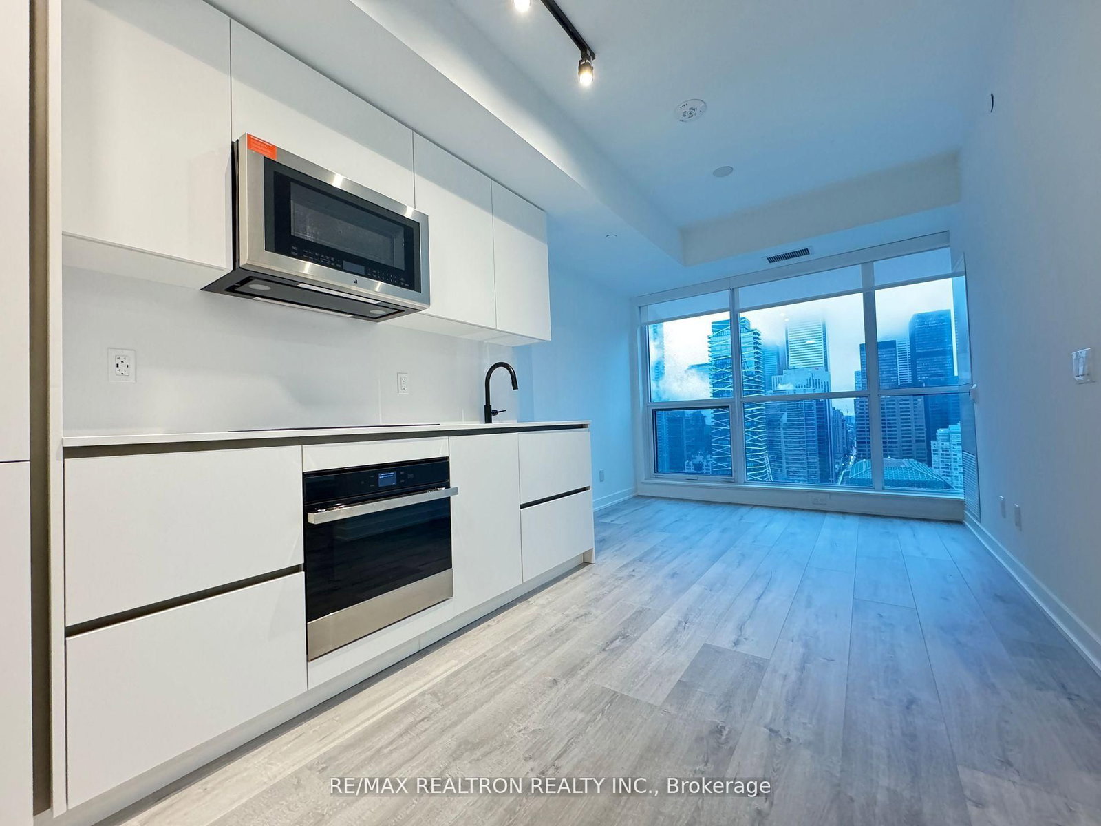 327 King Street W, Unit 3008 - Photo 3