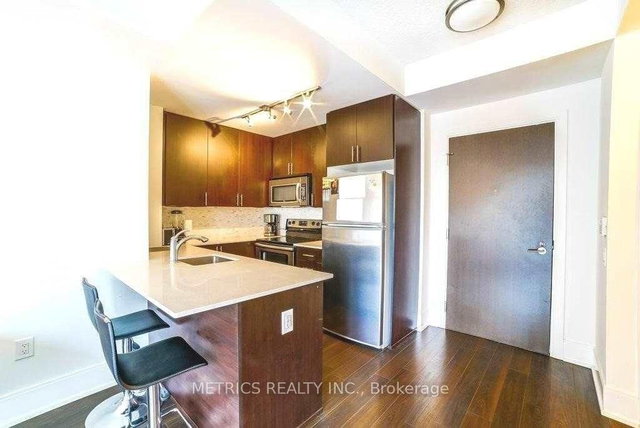 914 - 560 Front Street W