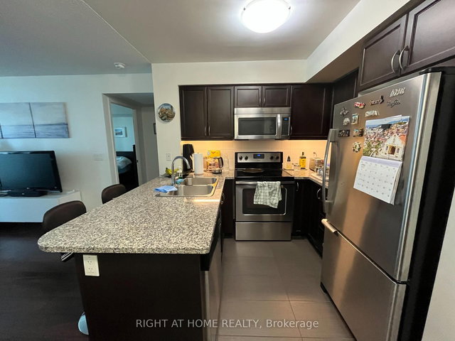 1807 - 19 Grand Trunk Crescent