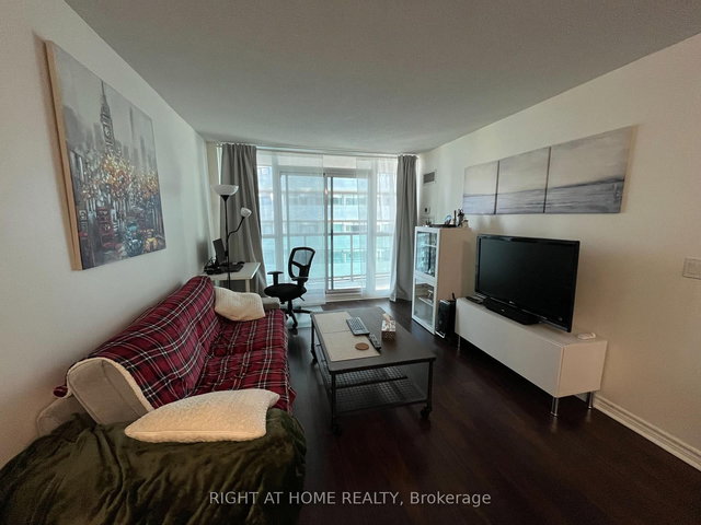 1807 - 19 Grand Trunk Crescent