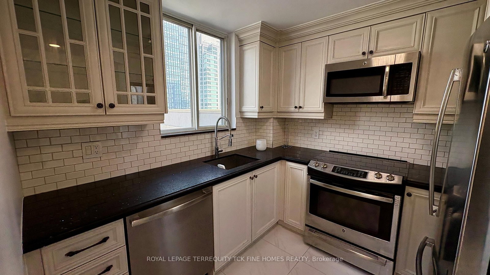 105 Victoria Street, Unit 1101 - Photo 4
