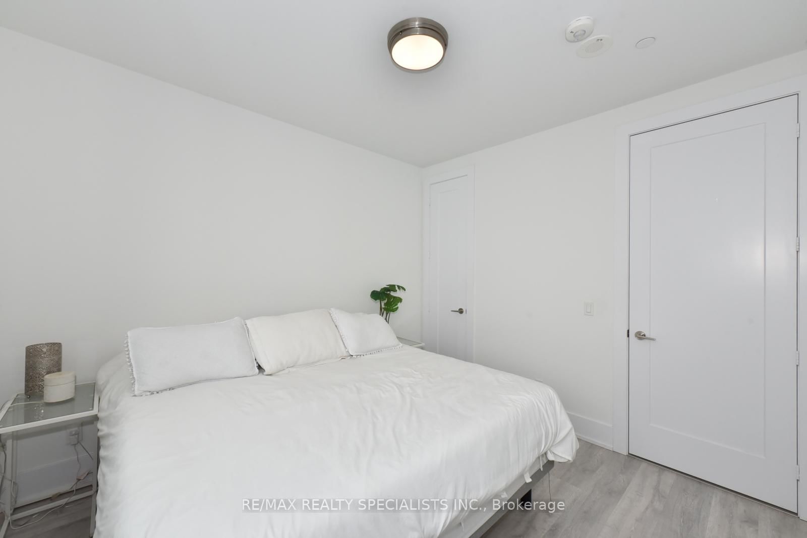 1 Edgewater Drive, Unit 911 - Photo 19