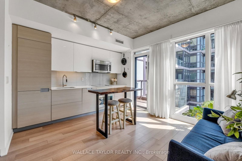 1702 - 210 Simcoe Street
