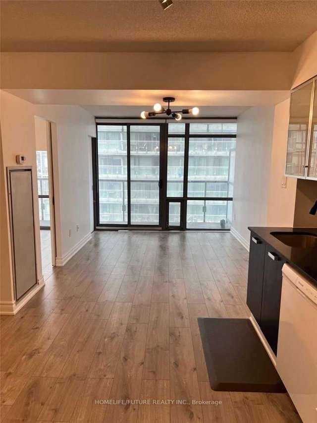 1010 - 38 Grenville Street