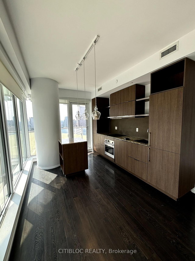 1409 - 197 Yonge Street