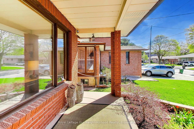 32 Madawaska Avenue