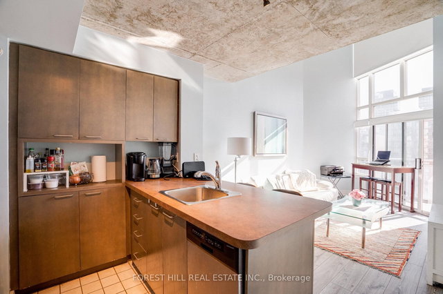 824 - 255 Richmond Street E