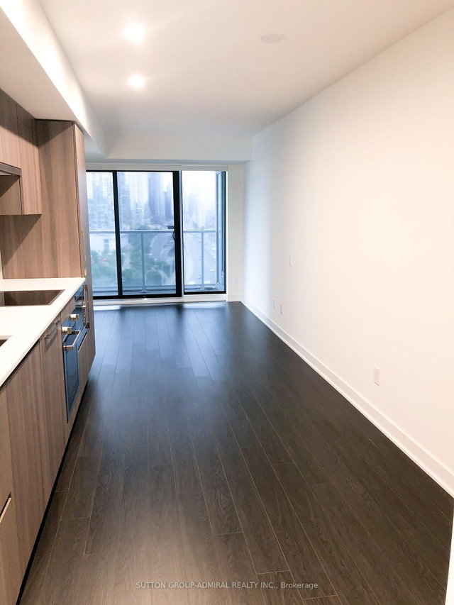 1606 - 19 Bathurst Street