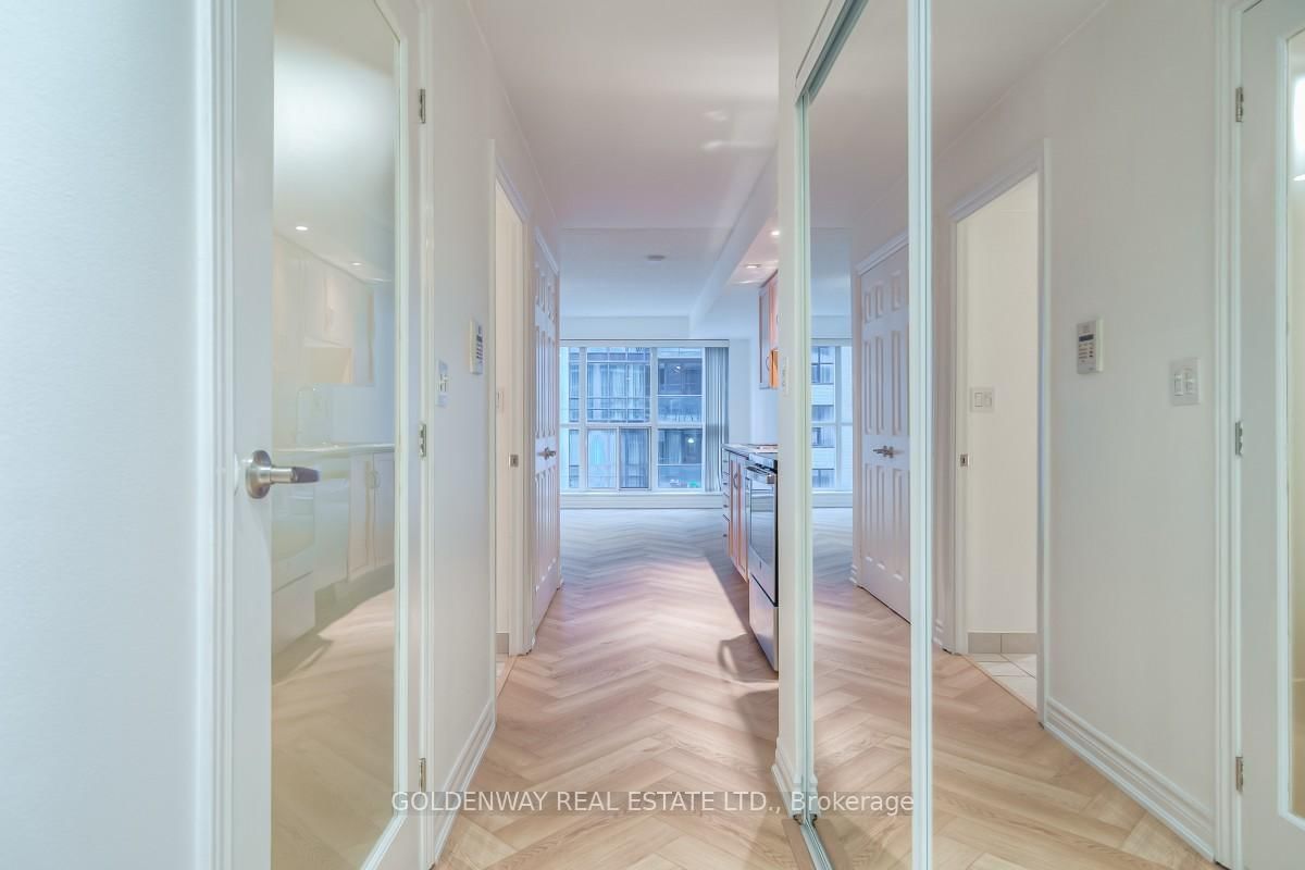 270 Wellington Street W, Unit 708 - Photo 3