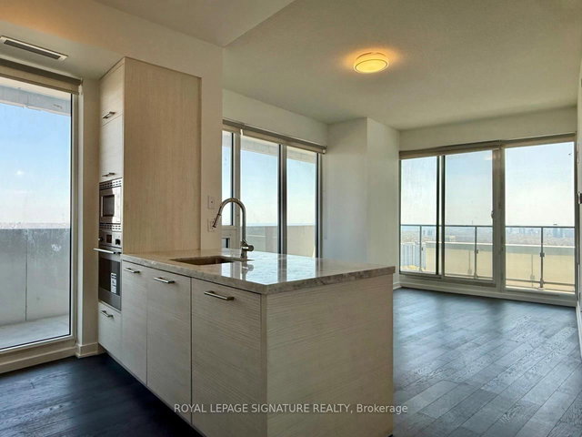 3903 - 2221 Yonge Street