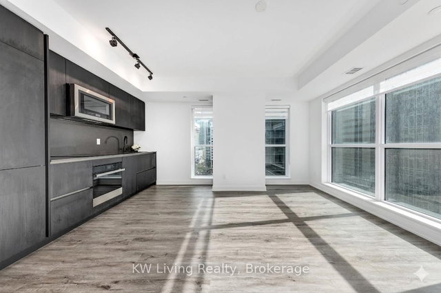 1302 - 327 King Street W