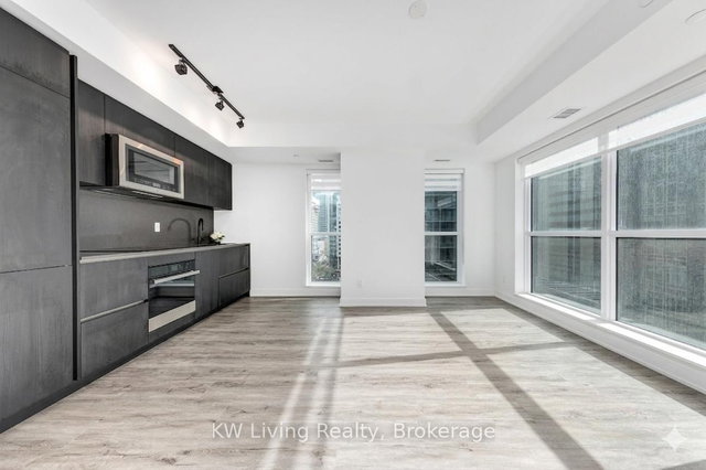 1302 - 327 King Street W
